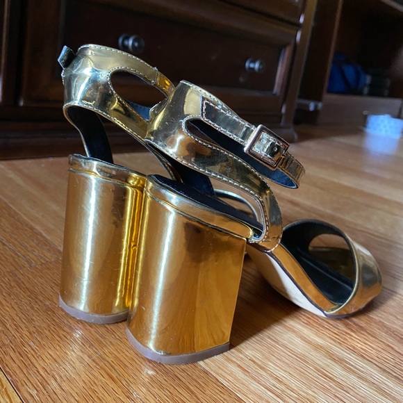 Liliana gold block heels 7.5 shoe size - Picture 8 of 11